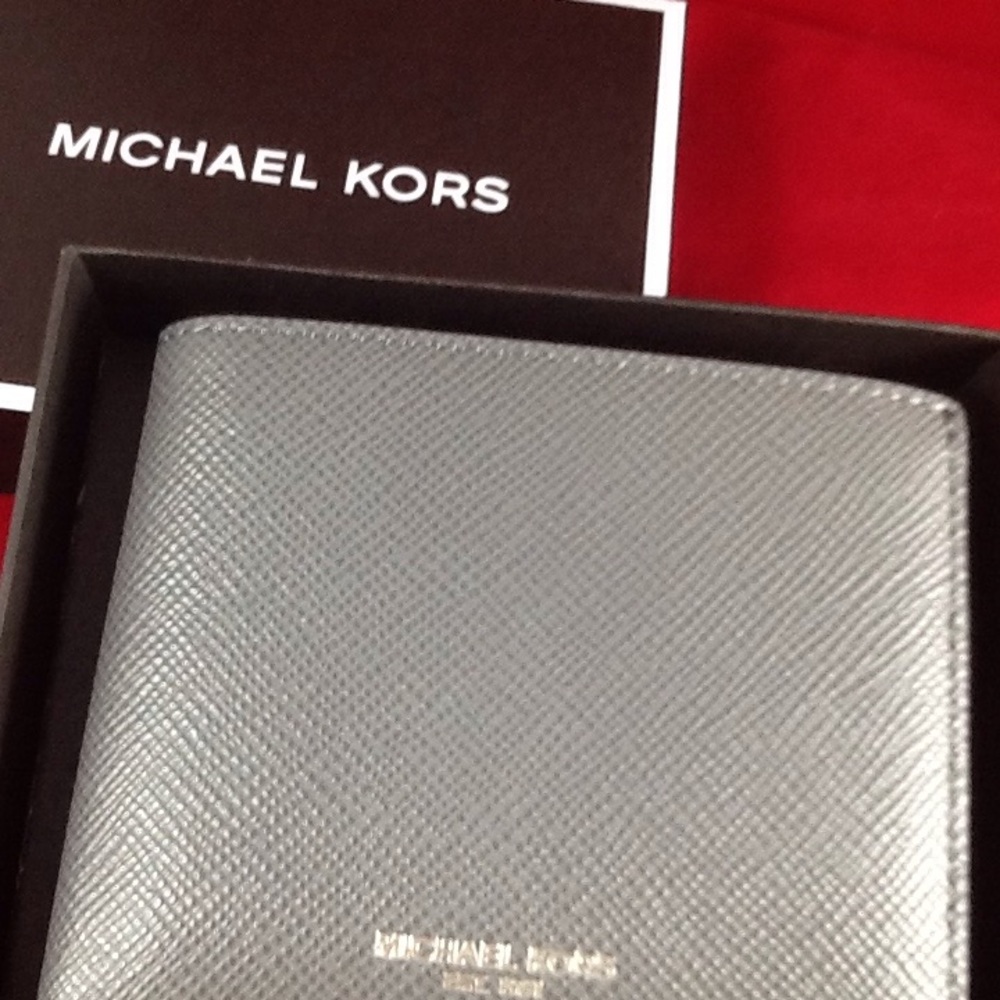 Michael Kors - Picture 2 of 2